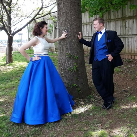 Prom dress and matching jewelry - Picture 3 of 3